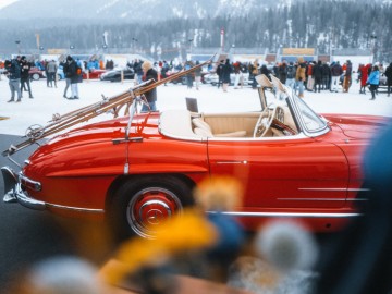 Klasyki Mercedesa na skutym lodem jeziorze St. Moritz